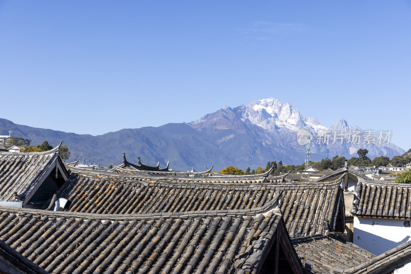在丽江古城屋顶眺望远处的玉龙雪山