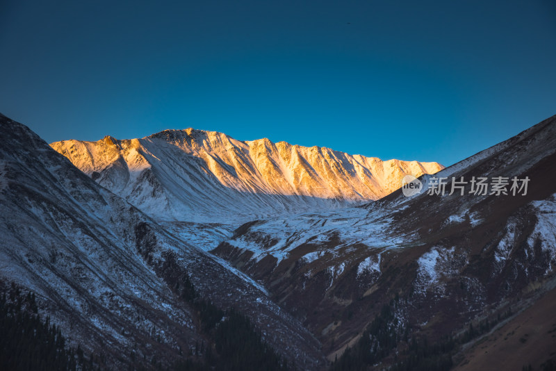 雪山日出日照金山自然风景