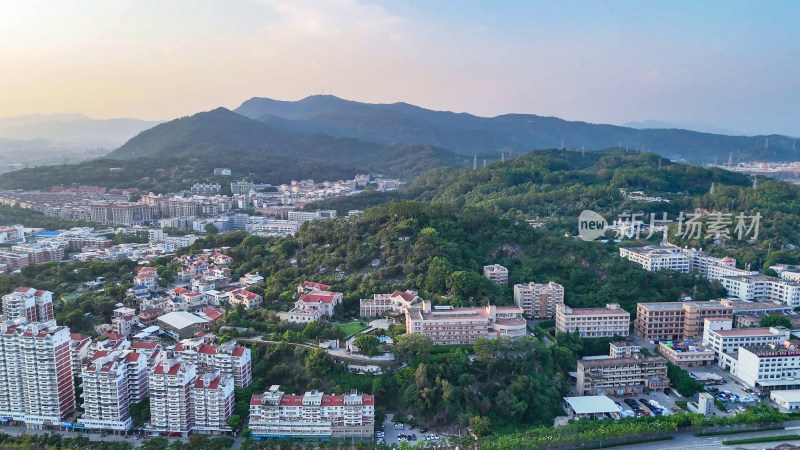 福建泉州傍晚城市风光航拍图