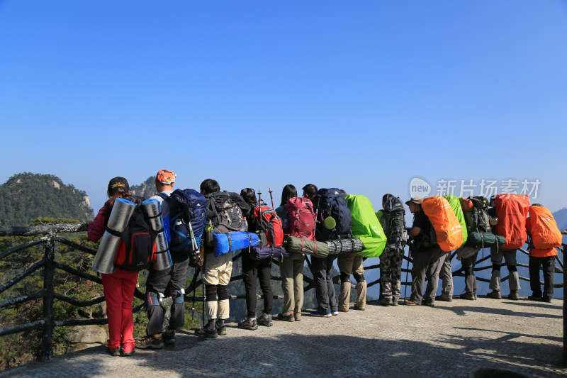 登山 远眺 群山 登山者团队背影