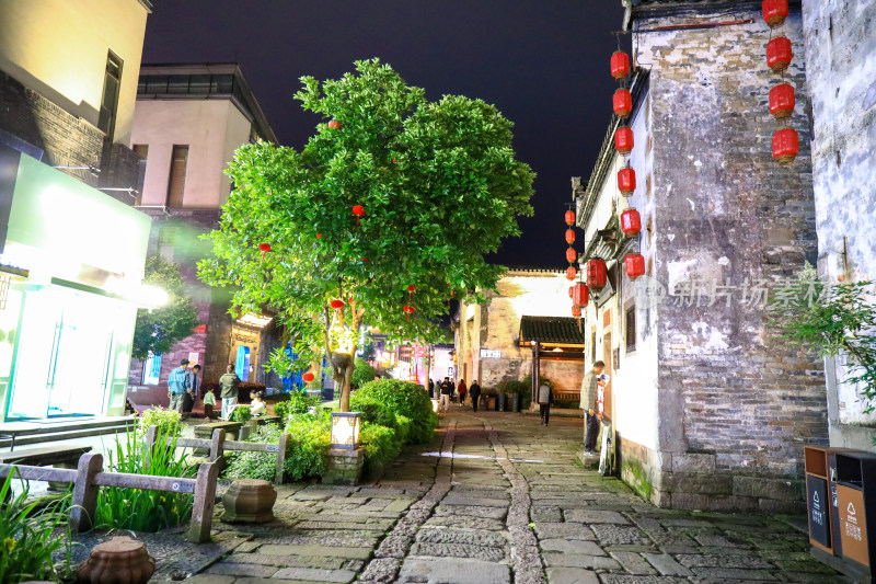 黄山屯溪老街黎阳in巷夜景