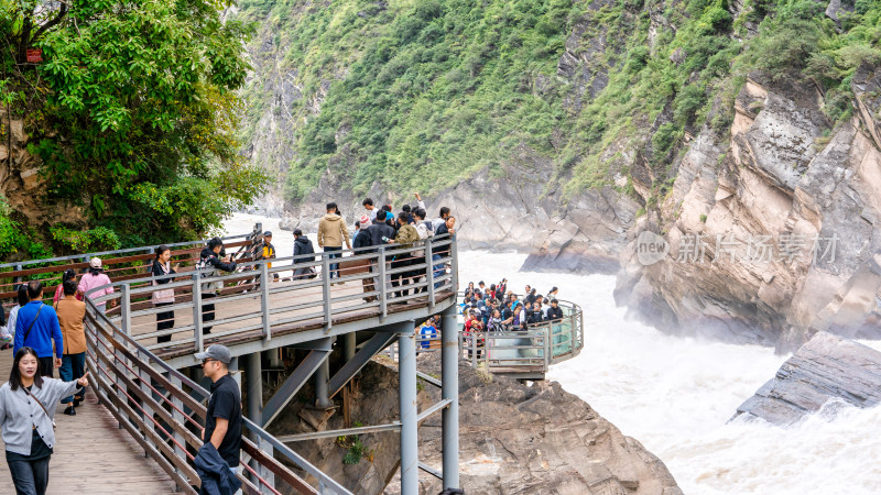 云南香格里拉虎跳峡景区及游客