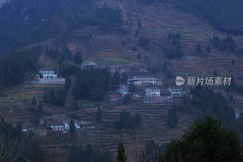 山村的傍晚建筑风光