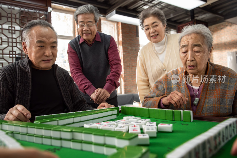 幸福的老年人打麻将