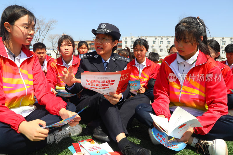 警察向学生科普国家安全教育知识
