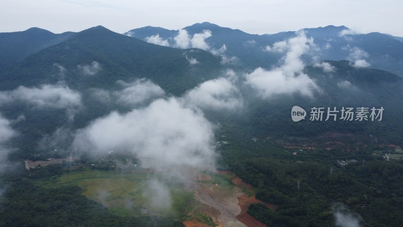 广东东莞：雨后山上云雾缭绕