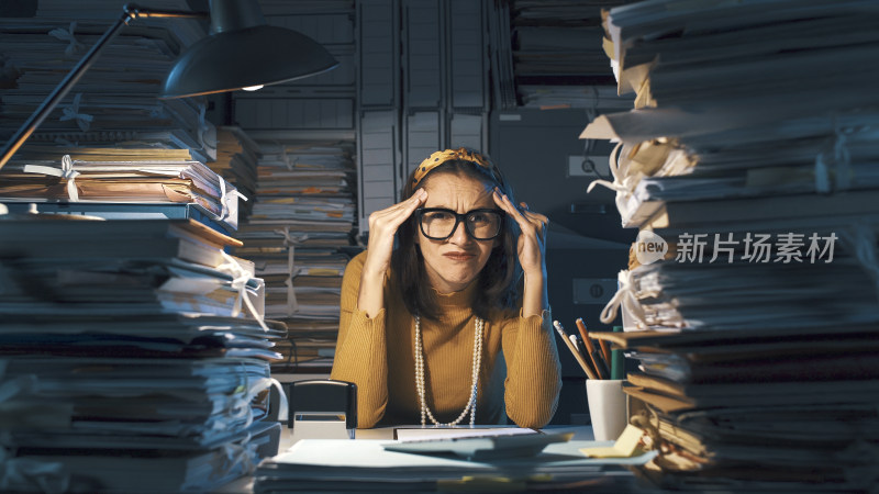 女性于堆满文件办公室苦恼