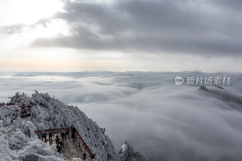 寒冷冬天大山雪后云海阳光航拍