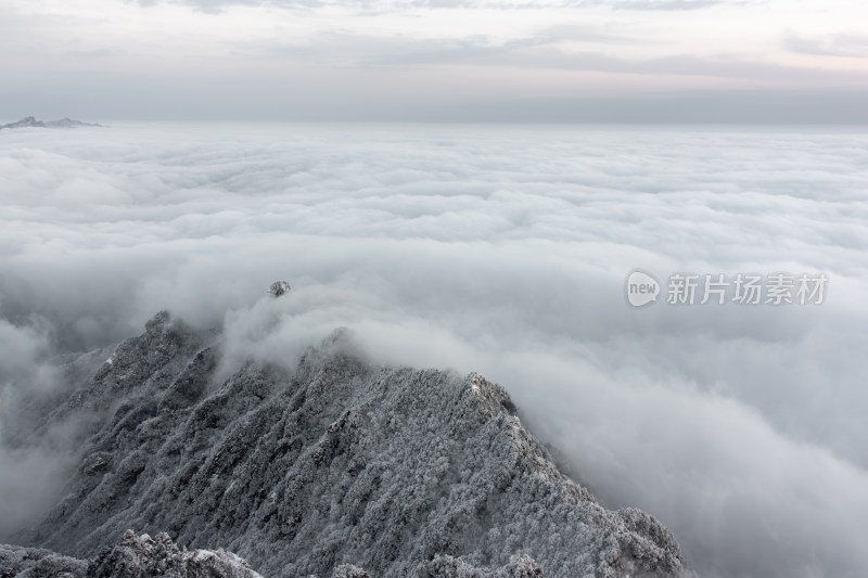 寒冷冬天大山雪后云海阳光航拍