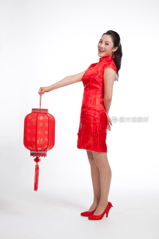 棚拍身穿中国传统服装的年轻女人提红灯笼