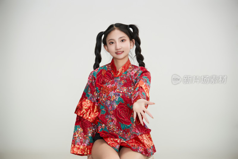 白色背景下身穿中国传统服饰的少女