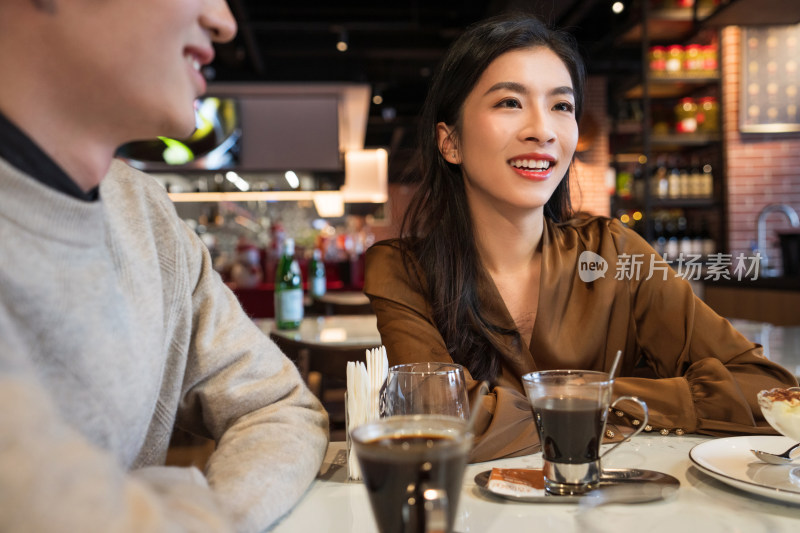 餐吧内聊天的年轻朋友