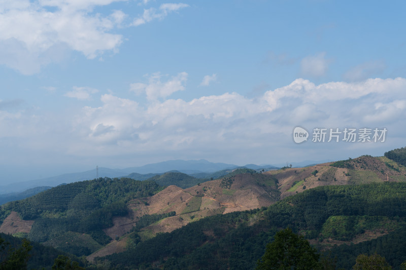 蓝天白云下的山峦景色