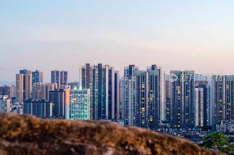 福州乌山风景区俯瞰夕阳下的城市天际线