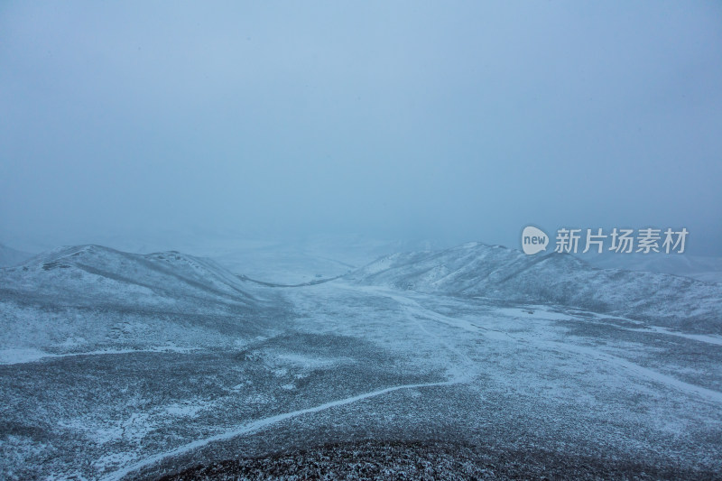 冬季雪地里的公路