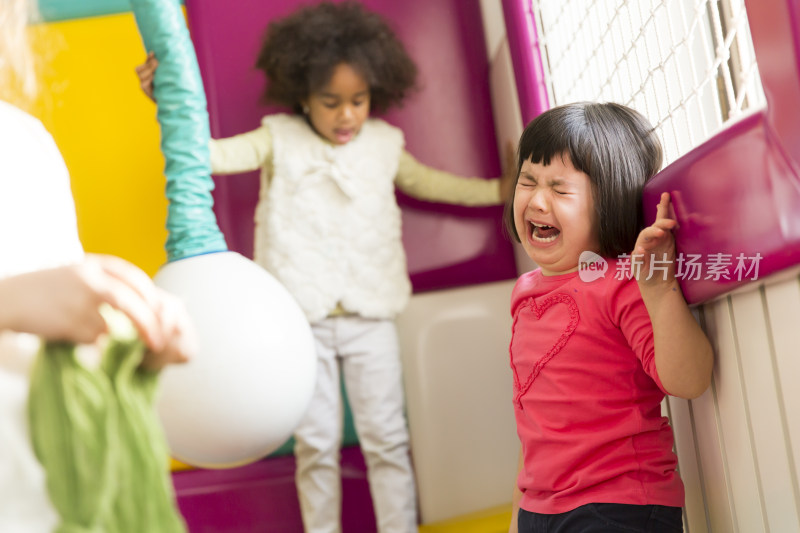 游乐场中哭泣的小女孩