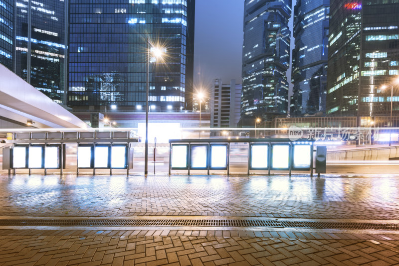 城市街道夜晚车流与高楼景观