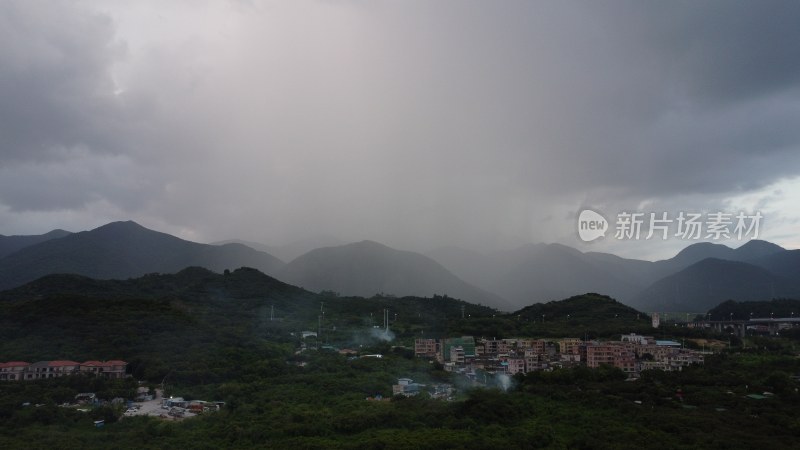 广东东莞：山峰之间出现骤雨