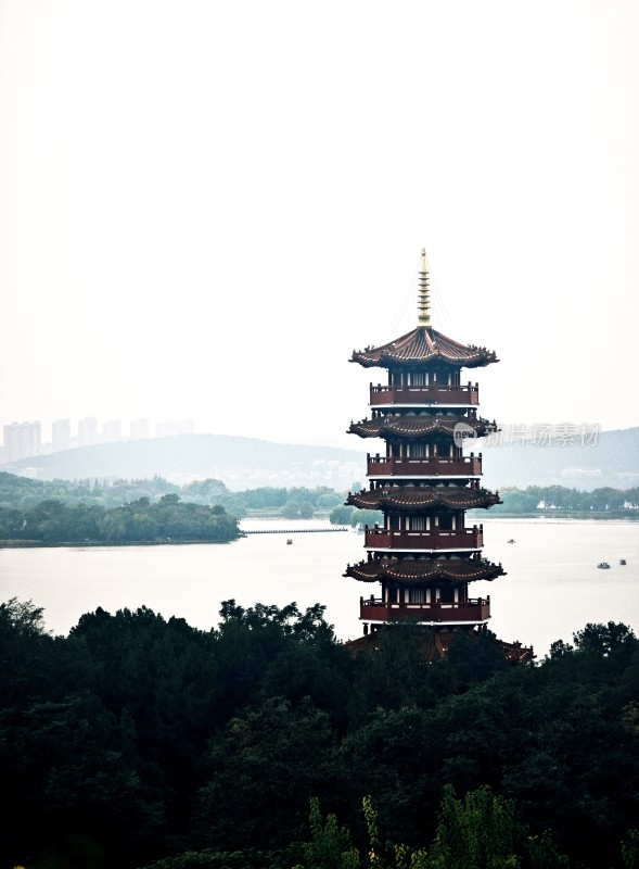 徐州云龙湖苏公塔湖边中式宝塔风景