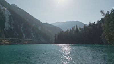 九寨沟绚烂多彩的湖泊河流高山航拍特写