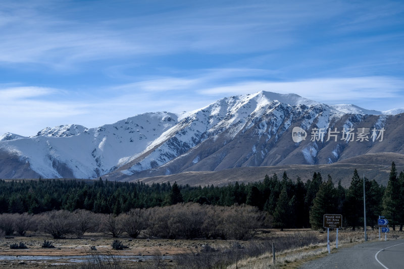 公路旁的雪山自然风光