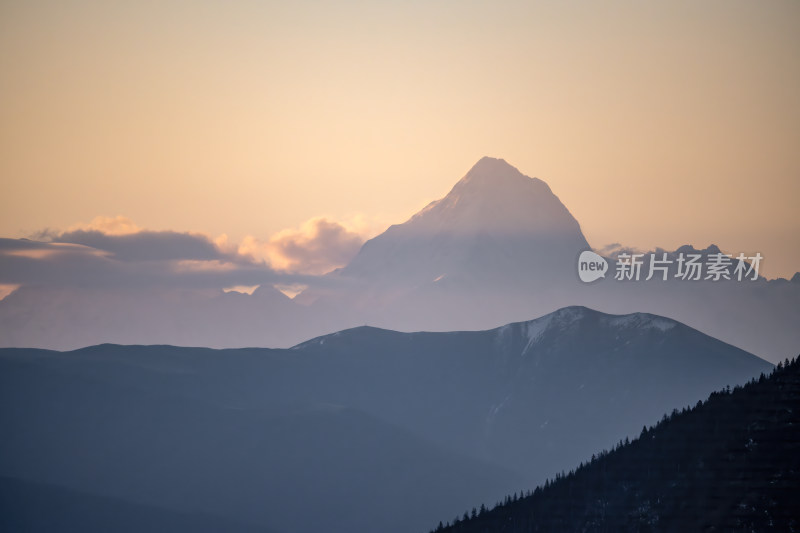 四川甘孜州子云海贡嘎山峰晨曦中的雪山之巅