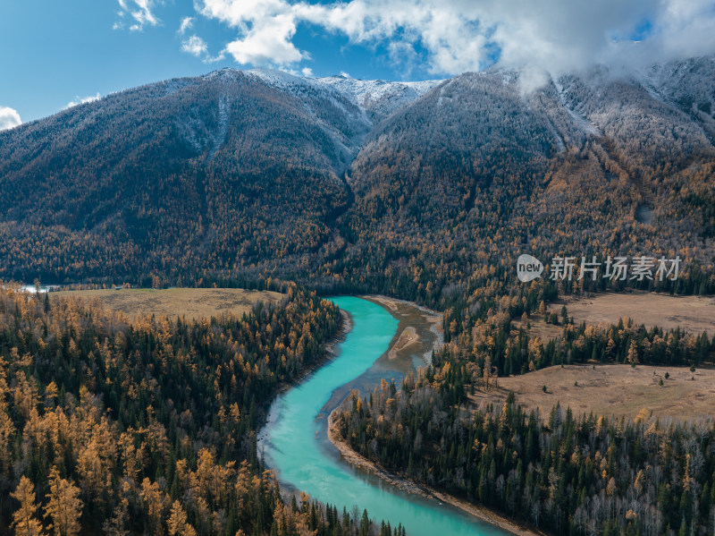 航拍新疆喀纳斯月亮湾秋景