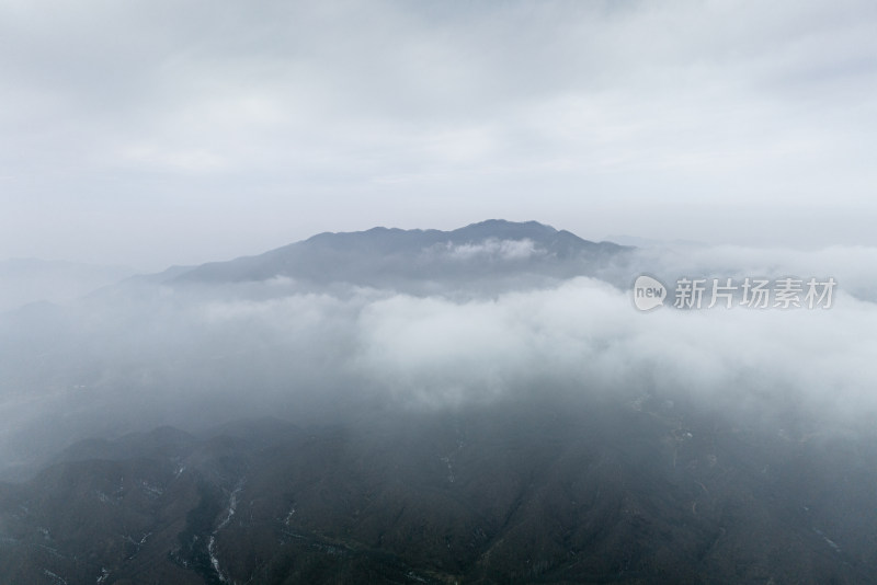 山峰云海奇观