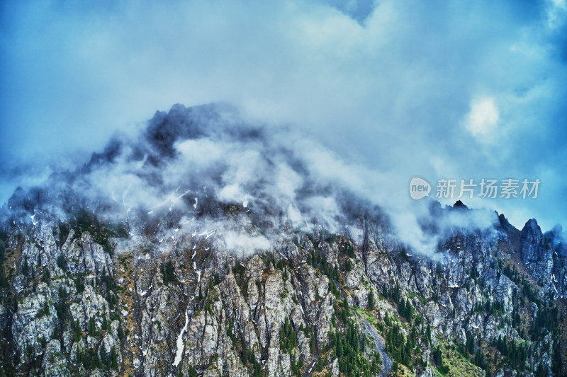 云海中的天山