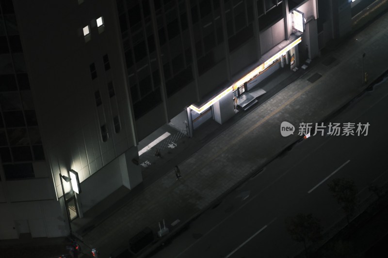 俯视小樽夜晚的街道、公交车站与公交汽车