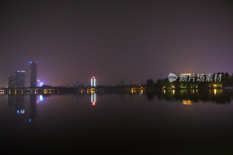 南京玄武湖畔夜景