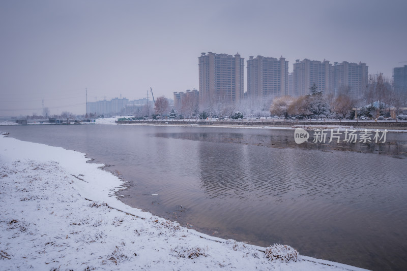 下雪了城市公园自然风景