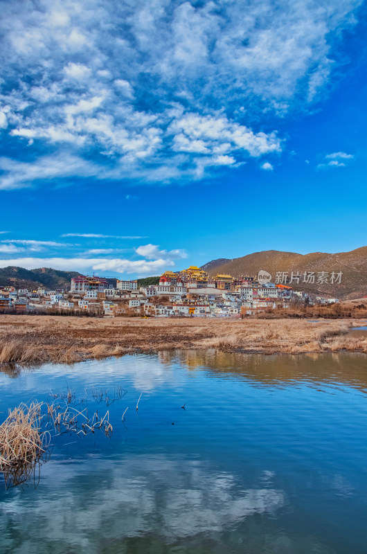 云南迪庆香格里拉松赞林寺景区湖泊草地秋景