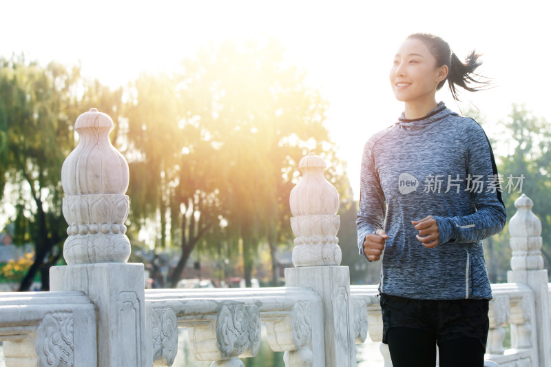 青年女人户外慢跑