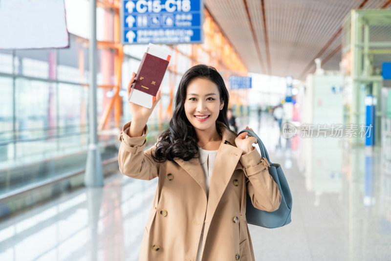 年轻女子在机场展示护照和机票