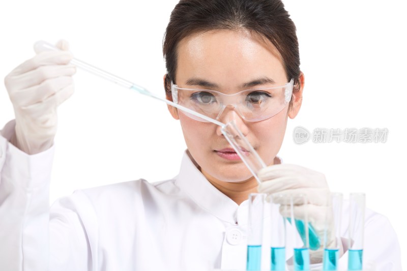 女科学家观察研究试管中的试剂
