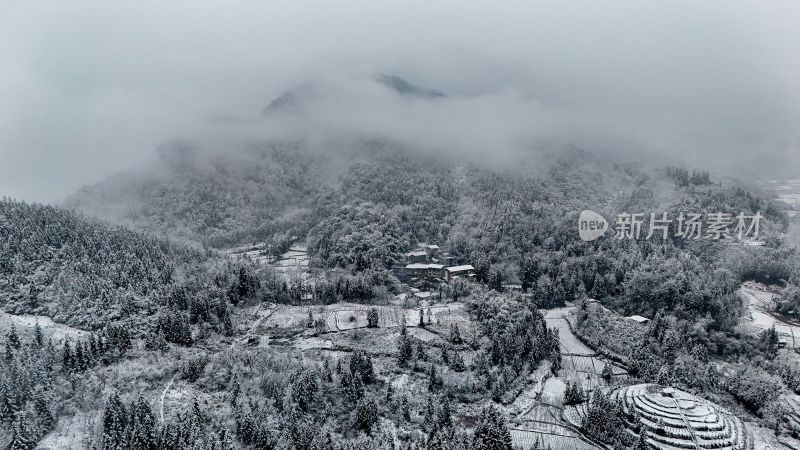 重庆酉阳：大雪纷飞赏雪忙