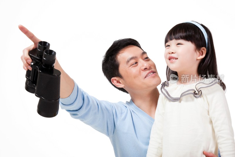 父女使用望远镜