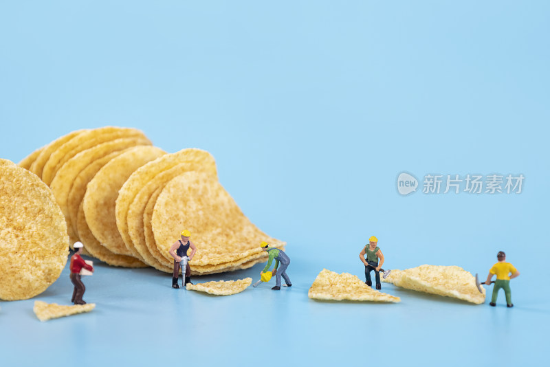 休闲零食薯片微缩创意图