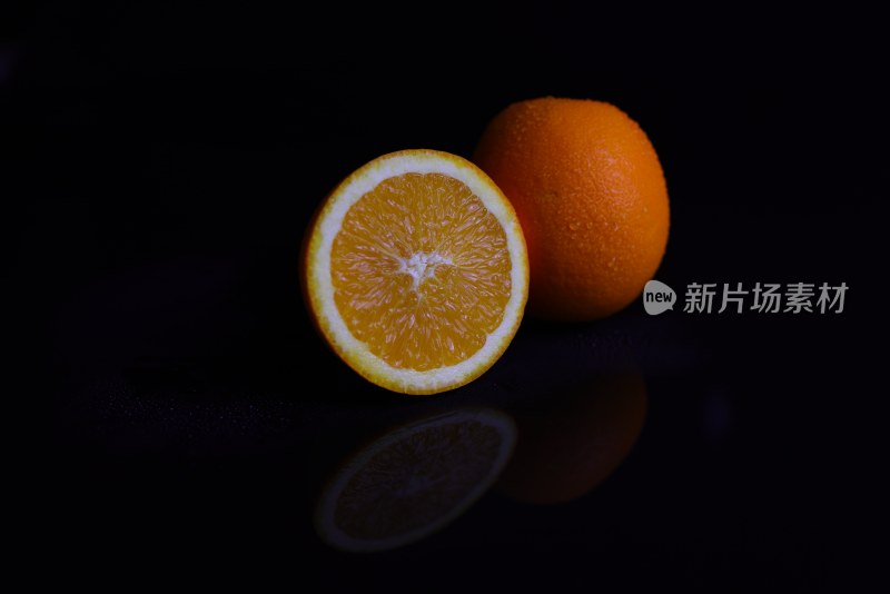 黑色背景下的橙子特写镜头