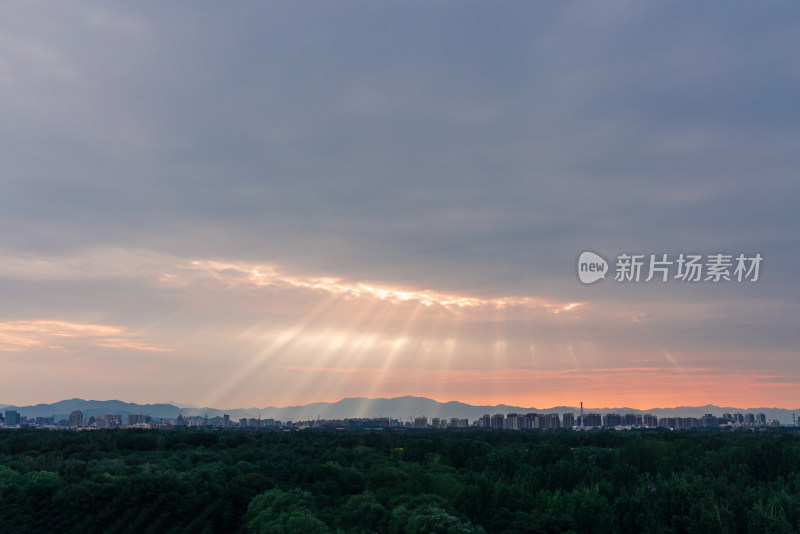 北京夏天傍晚天空美丽的晚霞