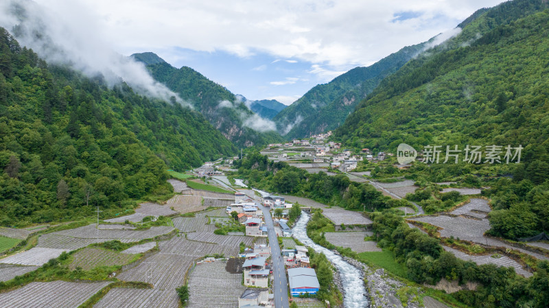 川西阿坝理小路自驾途中的理县朴头镇罗沟村