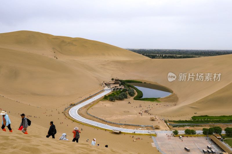 敦煌鸣沙山月牙泉