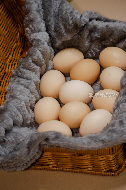 静物藤制篮子里装着的多个土鸡蛋
