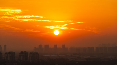 城市上空日出美景，阳光照耀下的城市天际线