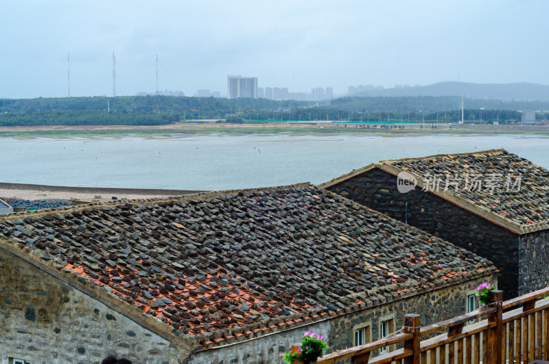 福建省福州平潭岛北港村的传统石厝民居屋顶