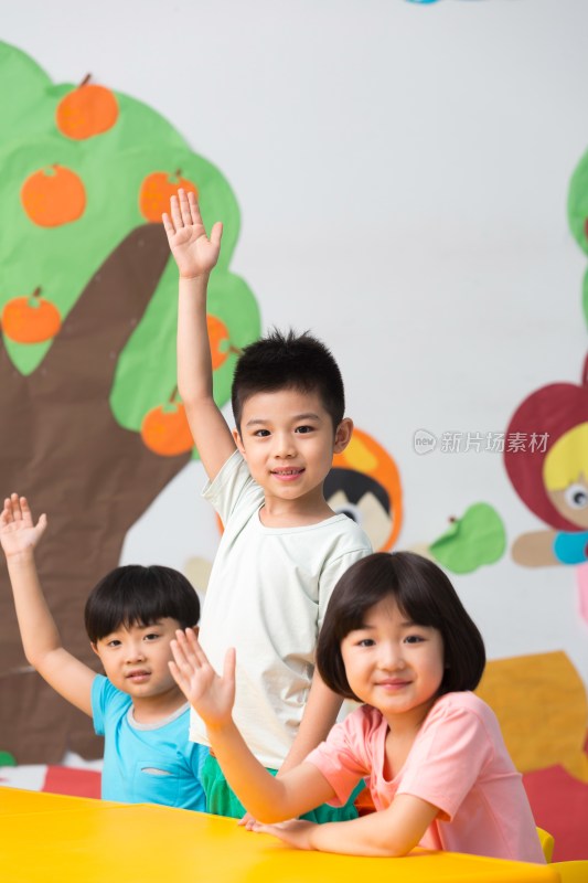 幼儿园儿童玩举手回答提问