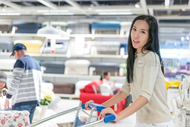 年轻女子手推购物车