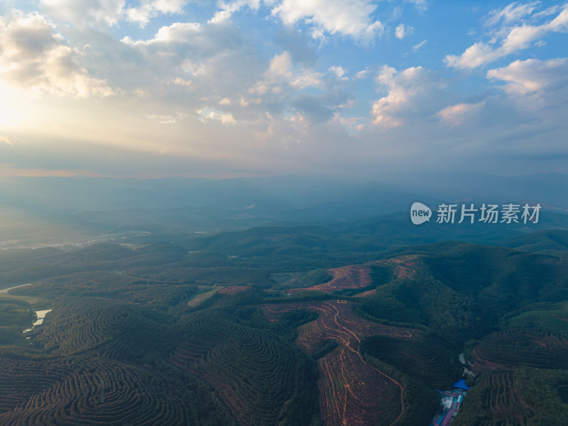 航拍日落时群山对天的景色