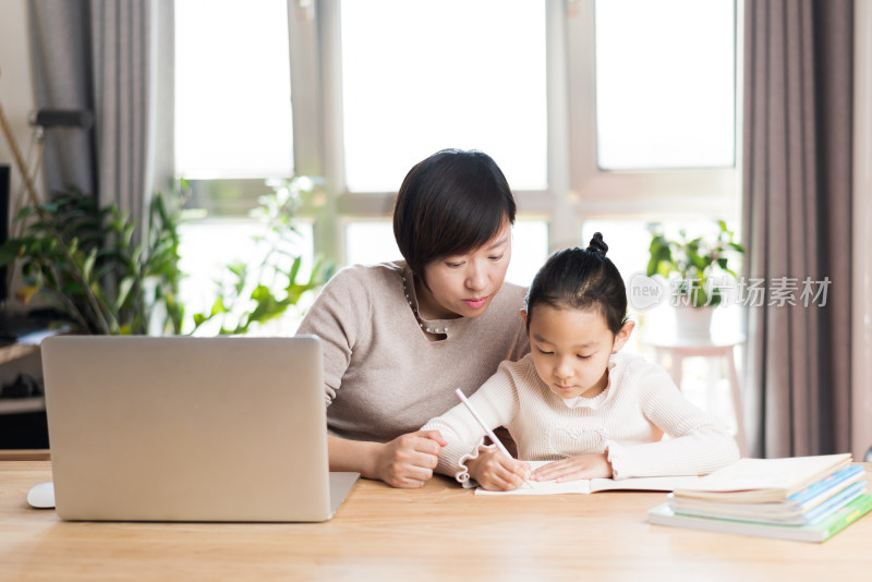 中国母亲在家辅导女儿学习